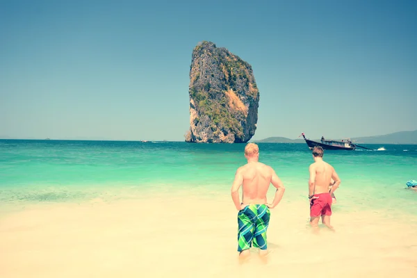 Tourists in the beautiful beach landscape in Thailand with filter effect. — Stock Photo, Image