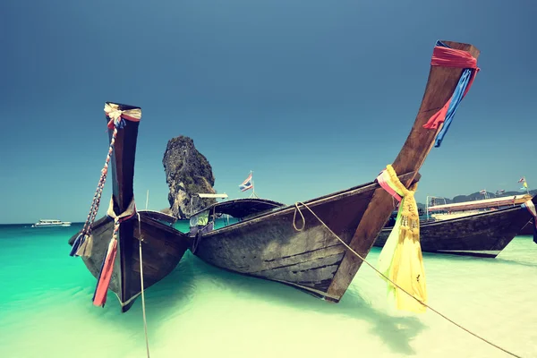 Barco tradicional en la playa es una de las principales atracciones turísticas de Tailandia — Foto de Stock