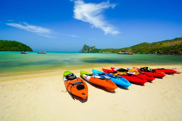 Kajak i vackra stranden i thailand — Stockfoto