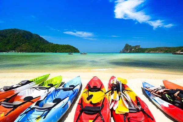 Kajak i vackra stranden i thailand — Stockfoto