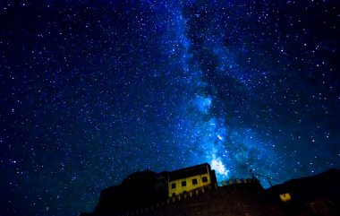 anahtar gompa Tibet Budist manastır üzerinde Samanyolu