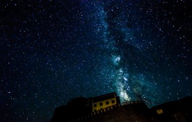 anahtar gompa Tibet Budist manastır üzerinde Samanyolu