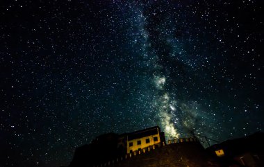 anahtar gompa Tibet Budist manastır üzerinde Samanyolu
