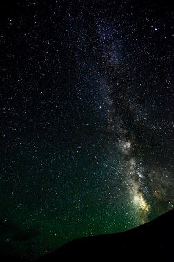 Samanyolu dağda berrak gökyüzü üzerinde