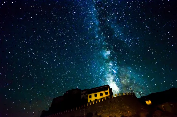 Vintergatan över viktiga gompa tibetanska buddhistiska kloster — Stockfoto