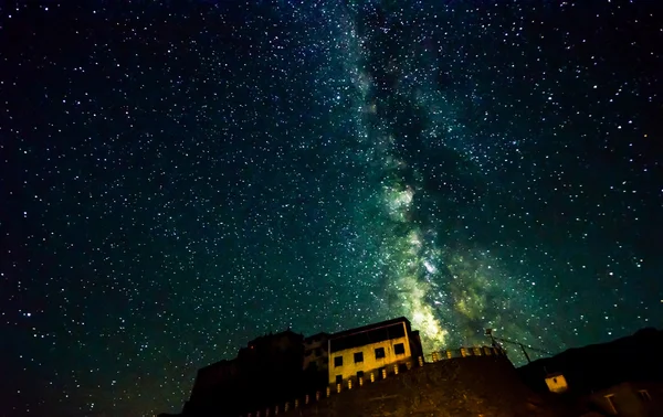 Vía Láctea sobre Key Gompa Monasterio budista tibetano — Foto de Stock