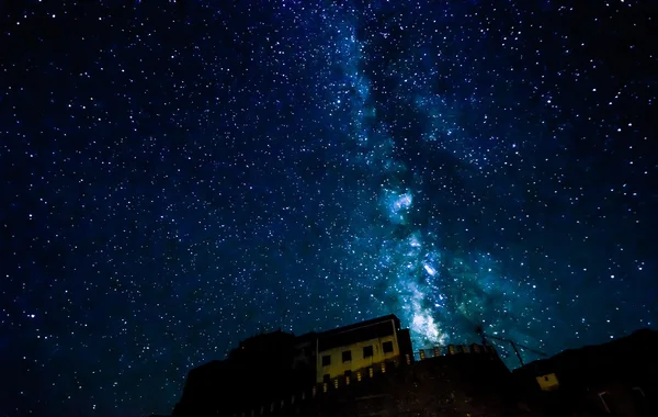 Vintergatan över viktiga gompa tibetanska buddhistiska kloster — Stockfoto
