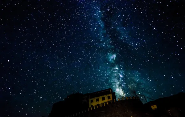 Vintergatan över viktiga gompa tibetanska buddhistiska kloster — Stockfoto