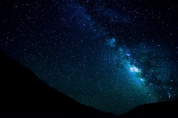 Vía Láctea sobre la montaña en cielo despejado —  Fotos de Stock