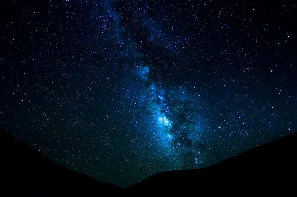 Vía Láctea sobre la montaña en cielo despejado — Foto de Stock