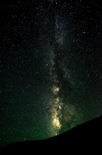 Voie lactée au-dessus de la montagne par ciel clair — Photo