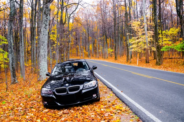 VIRGINIA, USA - OCTOBER 20, 2012: Photo of BMW 3 Series at skyline drive in Virginia, USA. — Stock Photo, Image