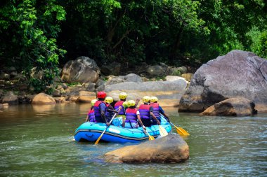 bir grup erkek ve kadınlar beyaz su rafting