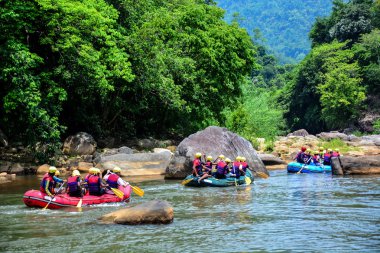 bir grup erkek ve kadınlar beyaz su rafting