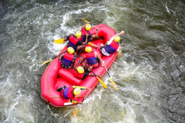 bir grup erkek ve kadınlar beyaz su rafting