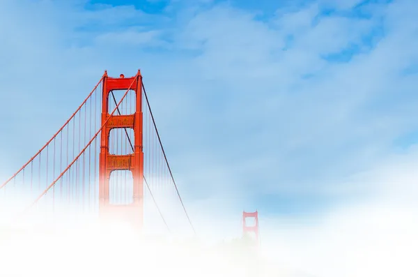 Golden gate omgeven door mist — Stockfoto