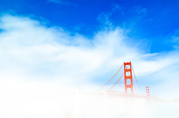 Golden gate omgeven door mist — Stockfoto