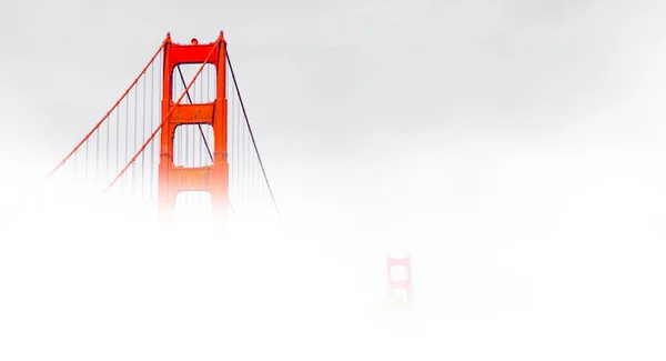 Golden gate omgeven door mist — Stockfoto