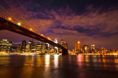 New York'ta gece Brooklyn Köprüsü