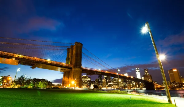 New York'ta gece Brooklyn Köprüsü — Stok fotoğraf