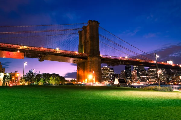 New York'ta gece Brooklyn Köprüsü — Stok fotoğraf