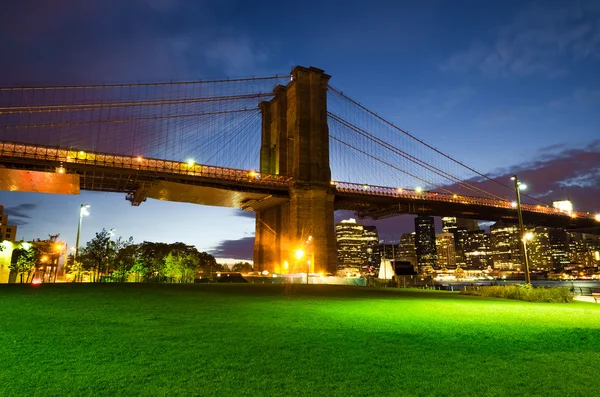 New York'ta gece Brooklyn Köprüsü — Stok fotoğraf