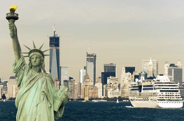 Горизонт Нью-Йорка і статуя свободи — стокове фото
