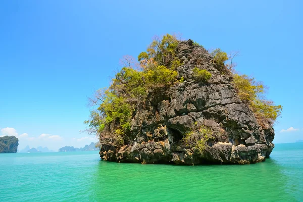 Hermosa isla en el océano — Foto de Stock