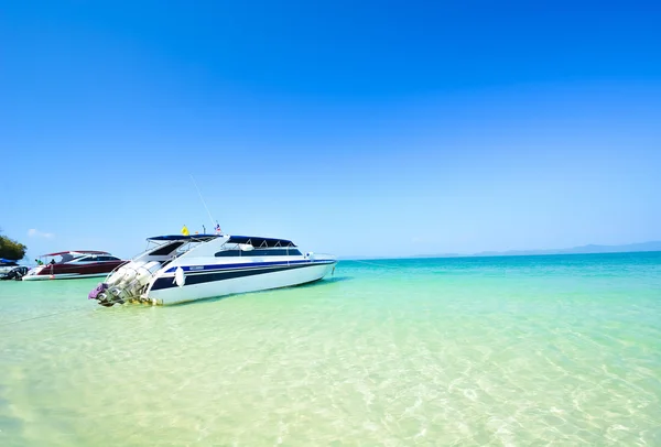Luxus-Speedboot im schönen Ozean — Stockfoto