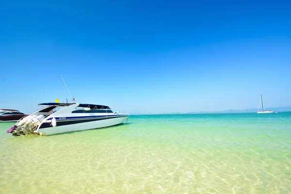 Luxury speed boat in beautiful ocean — Stock Photo, Image