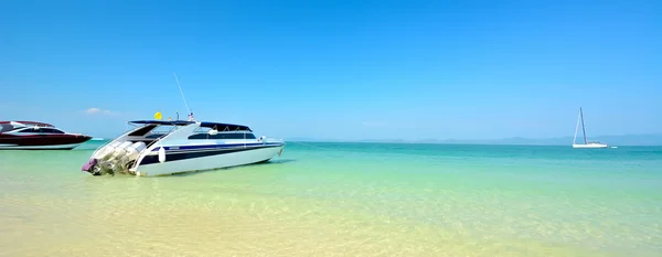 Barco de velocidade de luxo em belo oceano — Fotografia de Stock