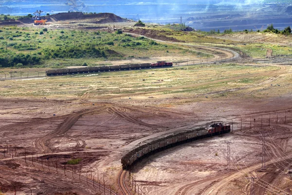 Excavadora de minas a cielo abierto y ferrocarril — Foto de Stock