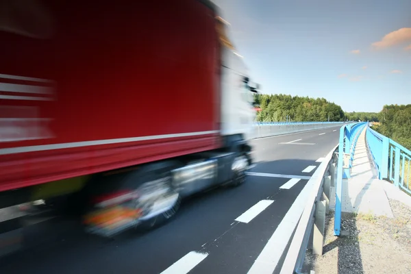 Vrachtwagen op de weg — Stockfoto