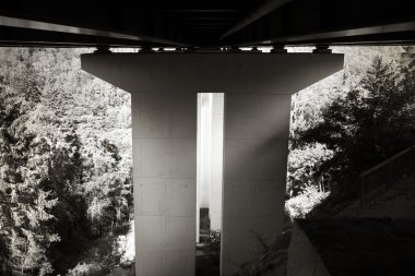 Köprünün altında