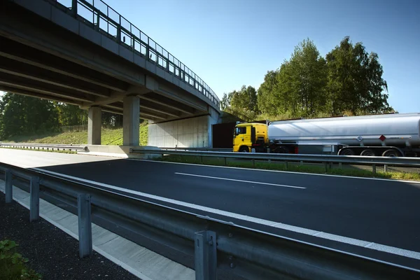 Vrachtwagen op de weg — Stockfoto