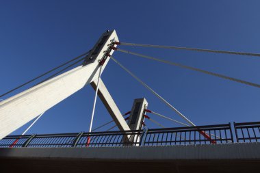 closeup mavi gökyüzü üzerinde köprü inşaatı