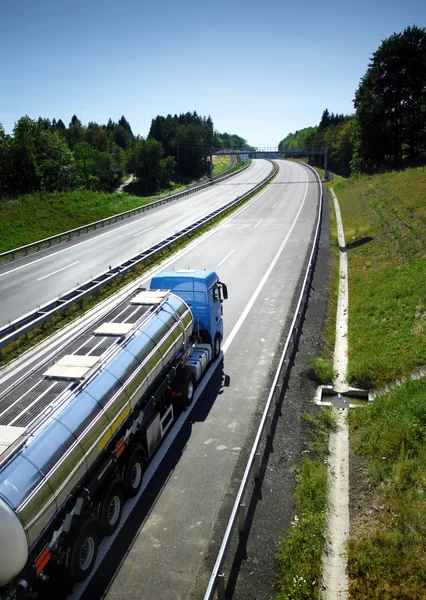 Vrachtwagen op de weg — Stockfoto