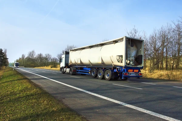 Vrachtwagen op de weg — Stockfoto