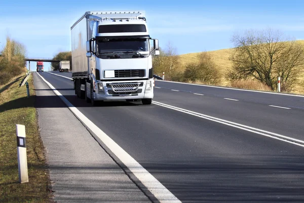 Vrachtwagen op de weg — Stockfoto