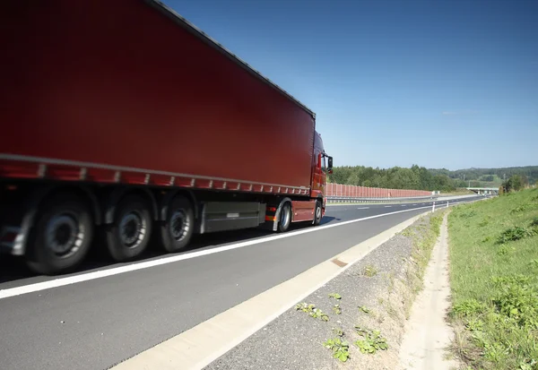 Vrachtwagen op de weg — Stockfoto