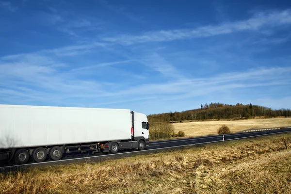 Lastbil på väg — Stockfoto