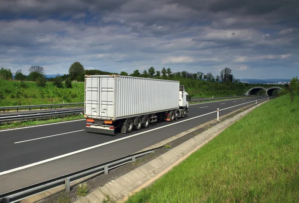 Vrachtwagen op de weg — Stockfoto