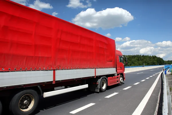 Vrachtwagen op de weg — Stockfoto