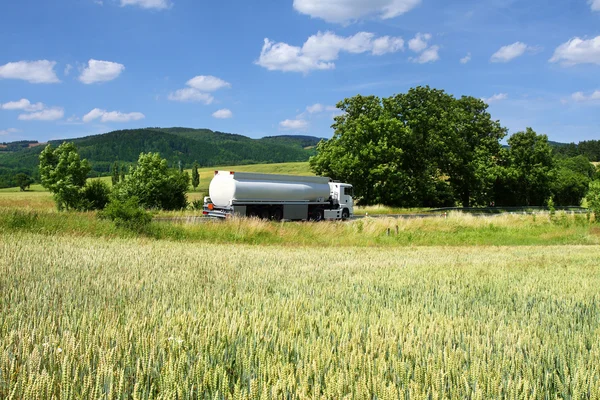 Vrachtwagen op de weg — Stockfoto