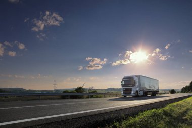 Gün batımında hareket eden bir kamyonla manzara 