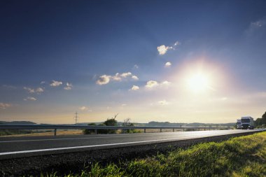 Hareket eden bir kamyonla manzara