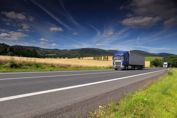 Landschap Met Een Rijdende Vrachtwagen Snelweg — Stockfoto