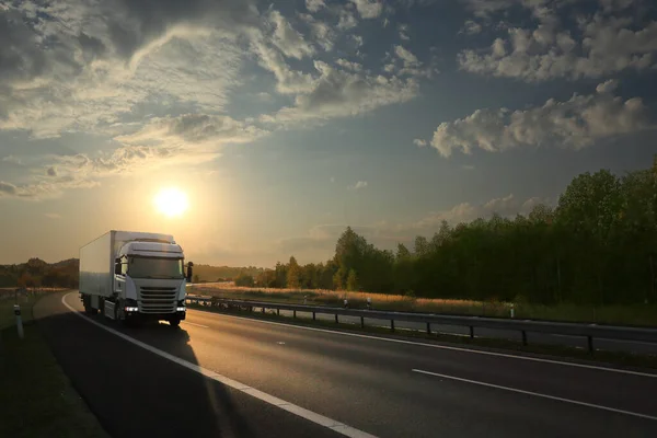 Paesaggio Con Camion Movimento Tramonto — Foto Stock