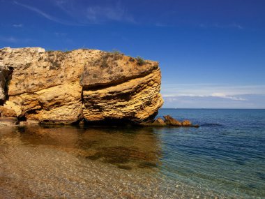 Deniz kenarındaki büyük kayalar.