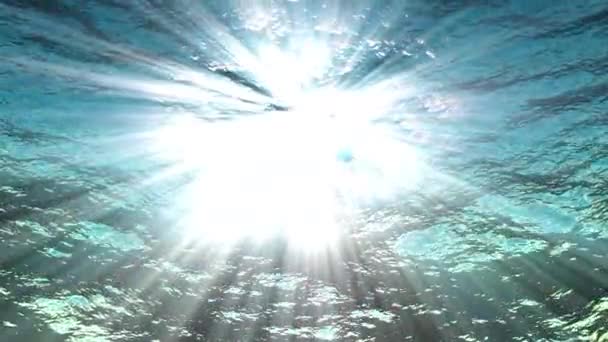 Океанские волны от подводной петли анимации Высококачественные световые лучи, сияющие сквозь. Большой популярный морской фон. Безмордонный лоуп 4к — стоковое видео
